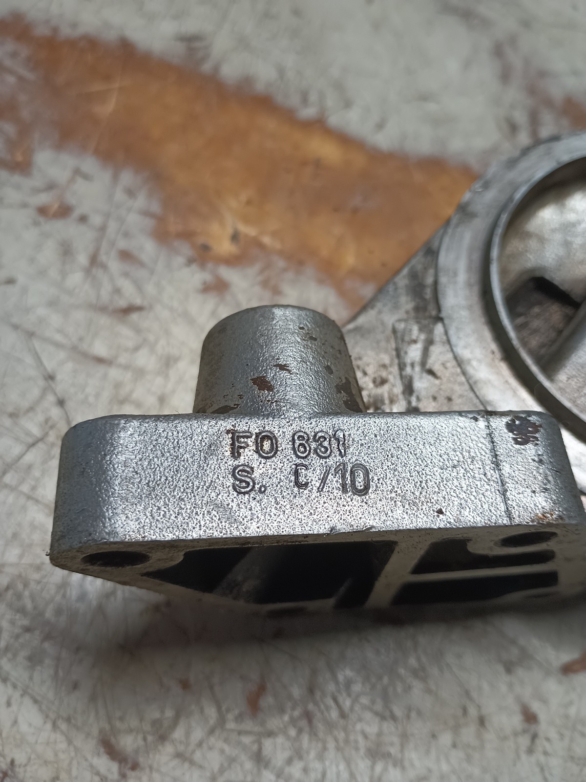 Mercedes Benz W116 W123 W107 R107 SLC Sl M110 Oil Filter Housing 1101800110