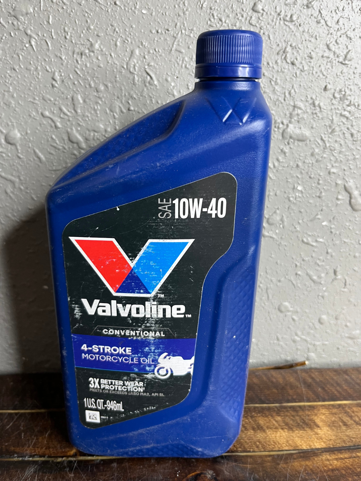 Valvoline 4-Stroke Motorcycle Oil SAE 10W-40 Conventional 1 US QT 946mL Blue
